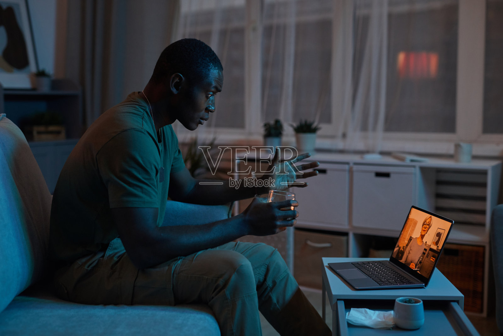 心理医生与患者在线咨询照片摄影图片