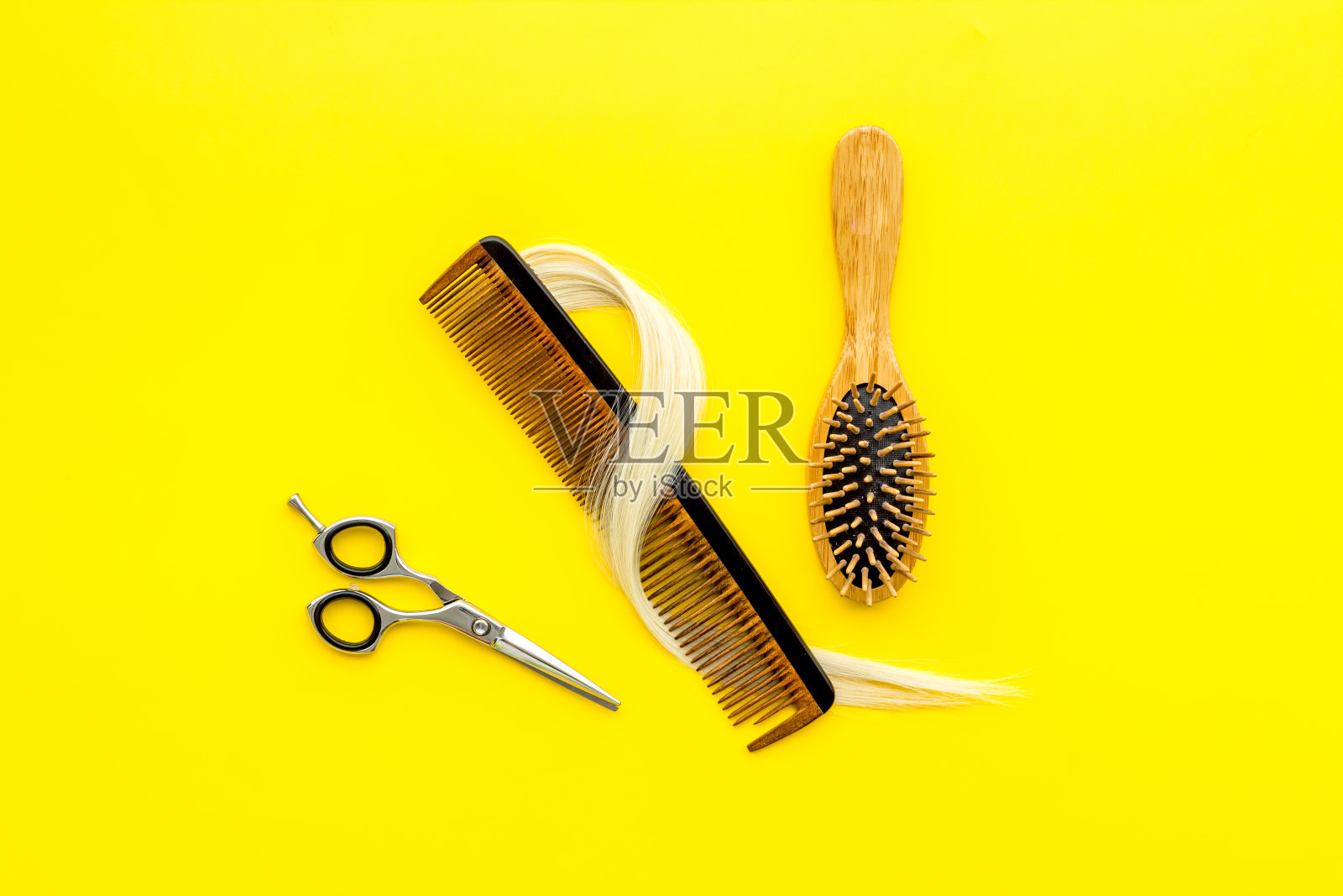 理发师剪刀与锁的金发和梳子，俯视图照片摄影图片