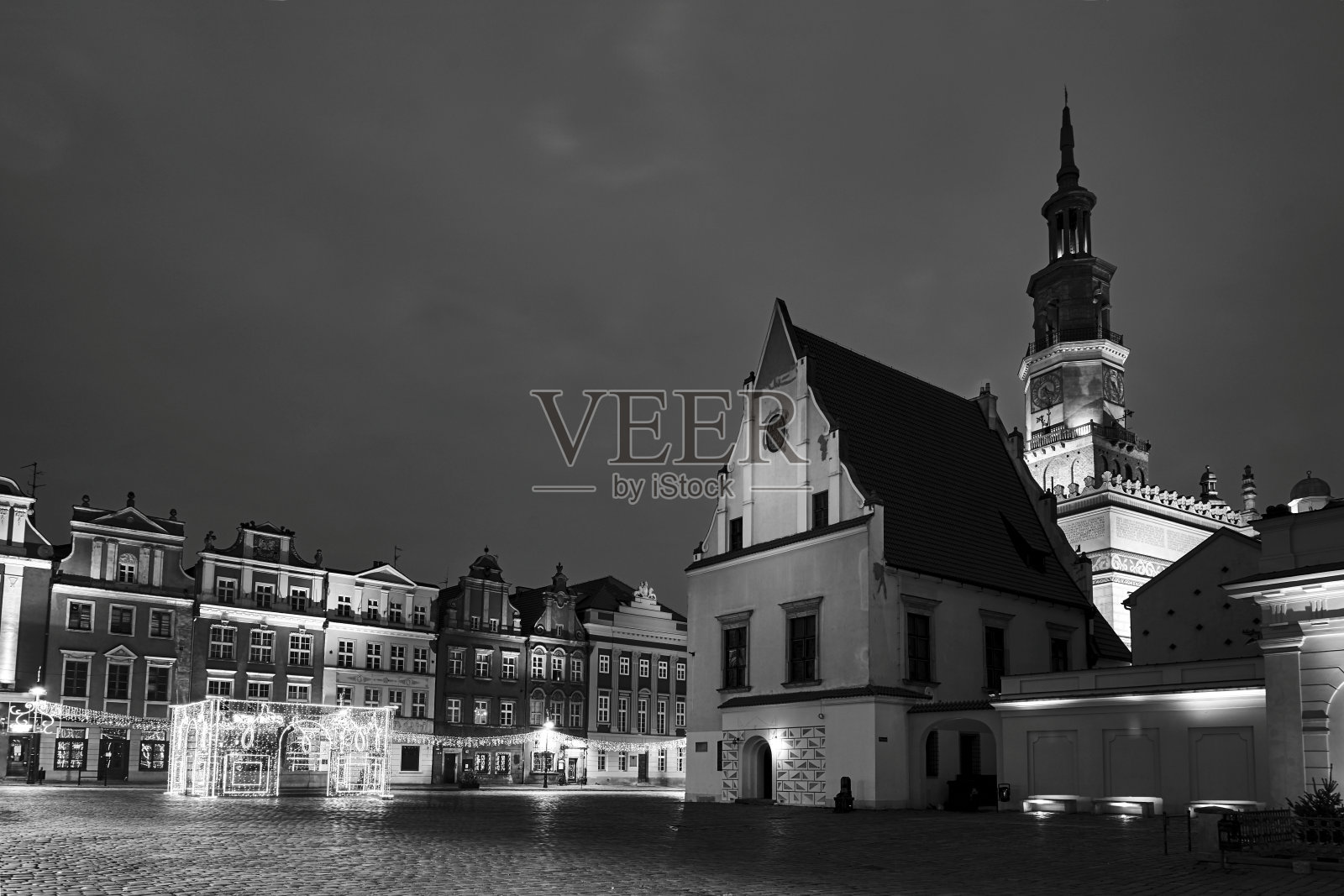 市场广场有历史悠久的公寓和圣诞装饰照片摄影图片