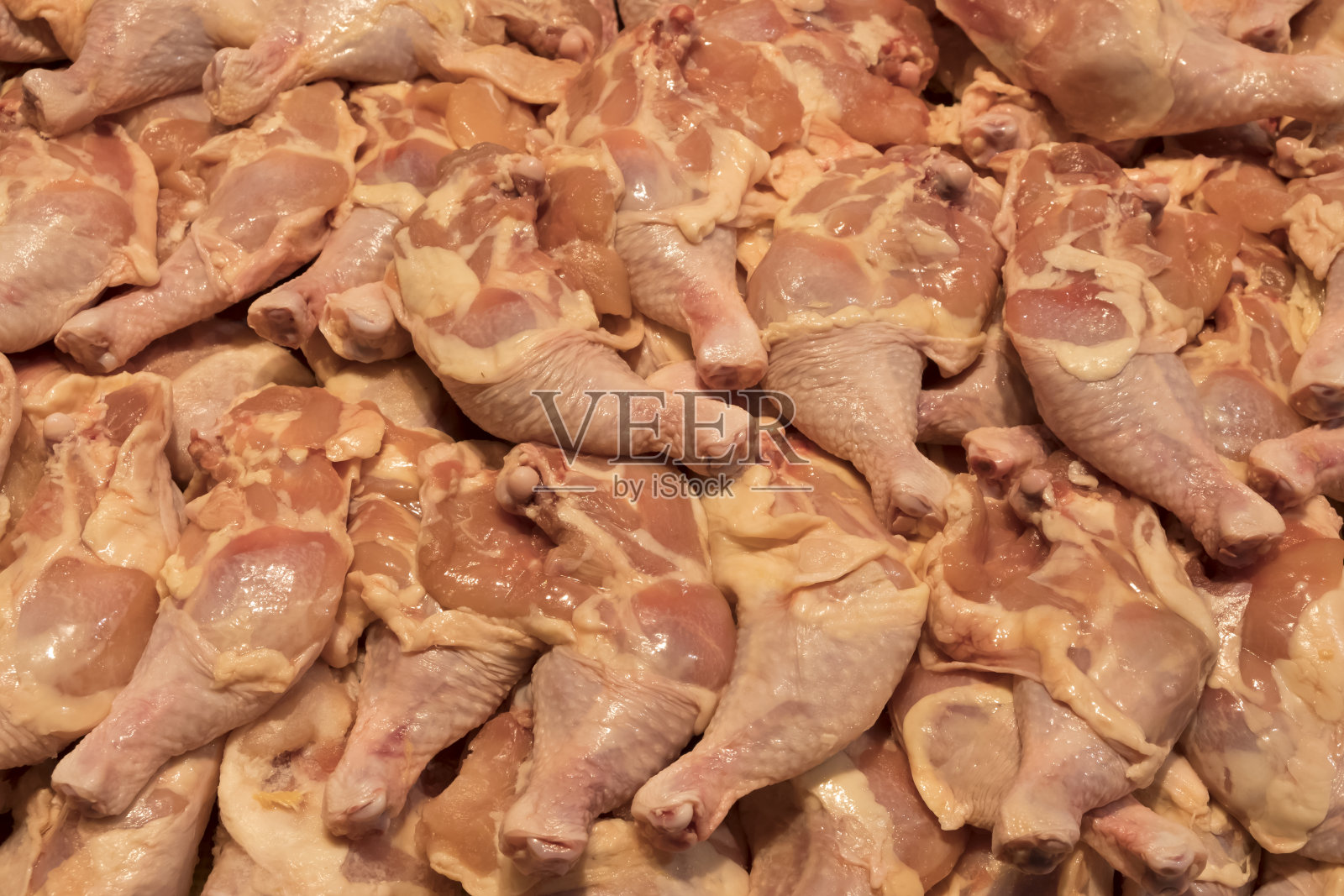 超市货架上的新鲜鸡腿。照片摄影图片