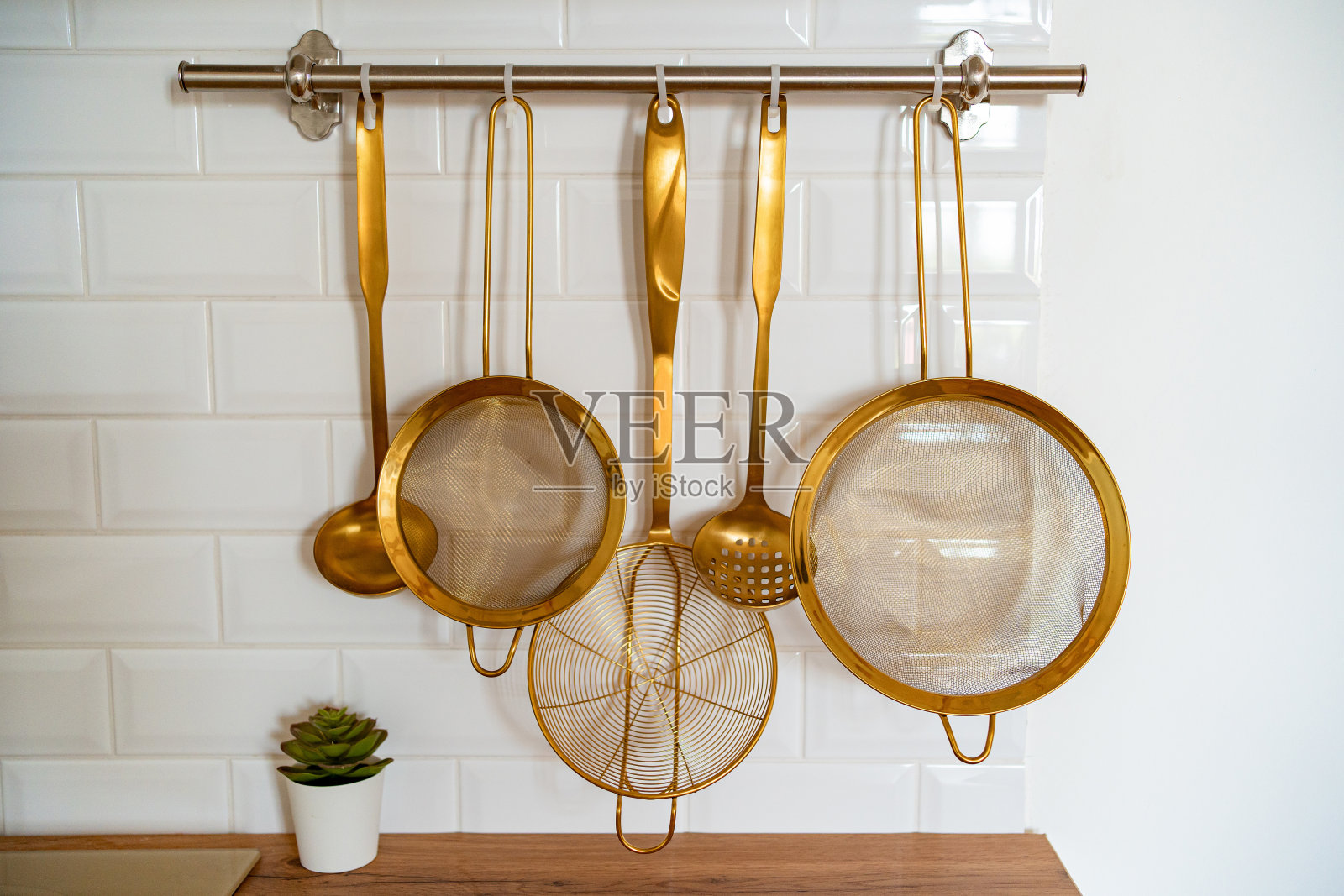 金色的厨房用具。储藏在厨房里。照片摄影图片