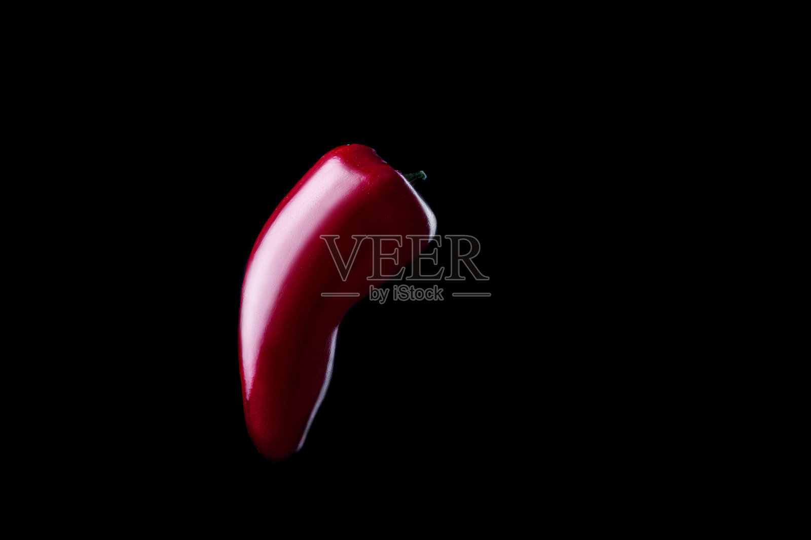 大而红的辣椒孤立在黑色背景上。照片摄影图片