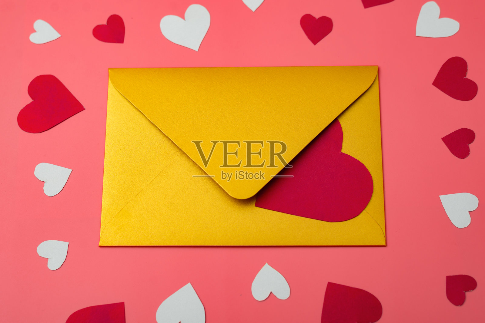 信封里的心。概念为情书、情人节问候。照片摄影图片