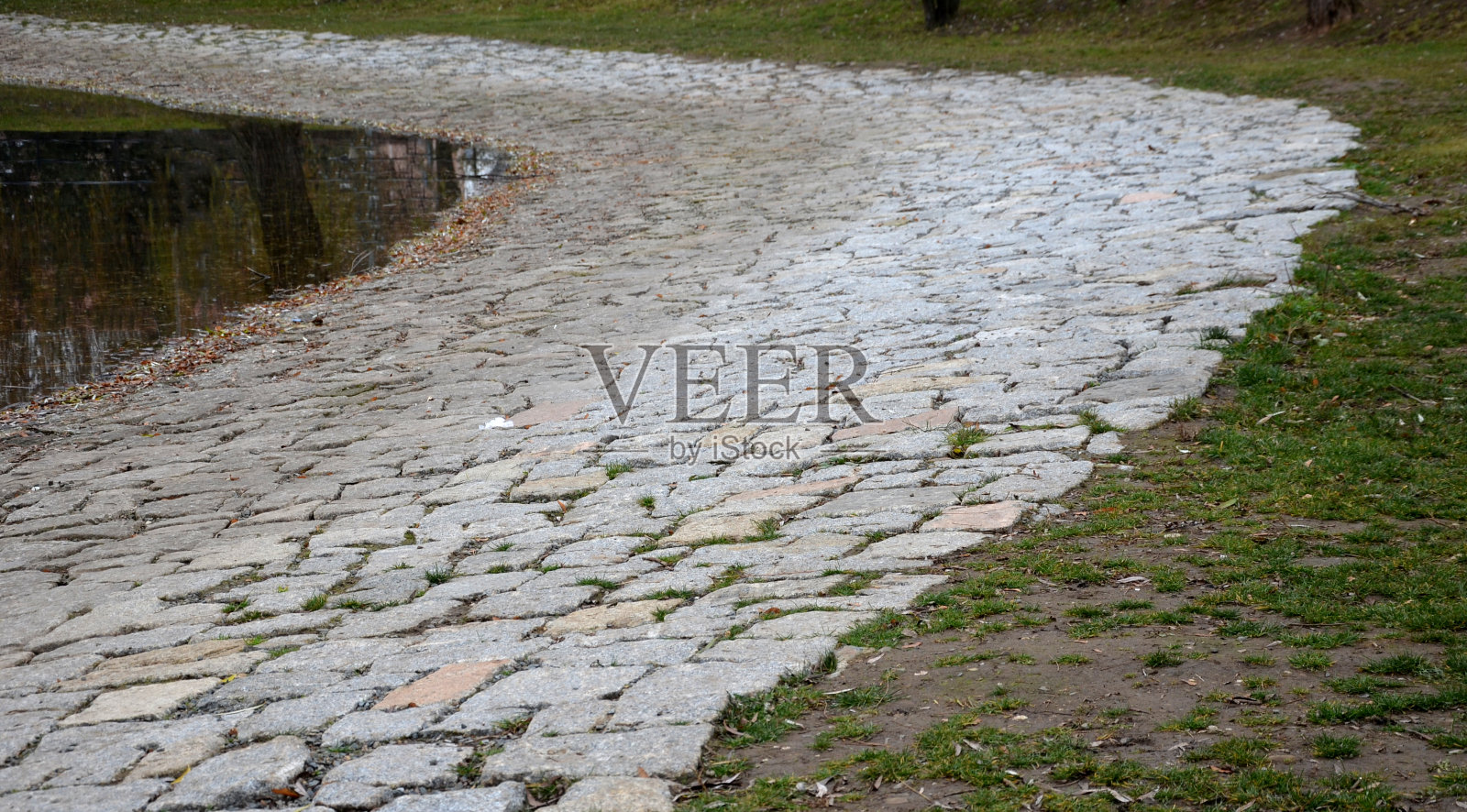 河塘水库或码头的石墙是人类无法进入的。动物们发现很难穿过加固的花岗岩墙到达水里。这是个陷阱照片摄影图片