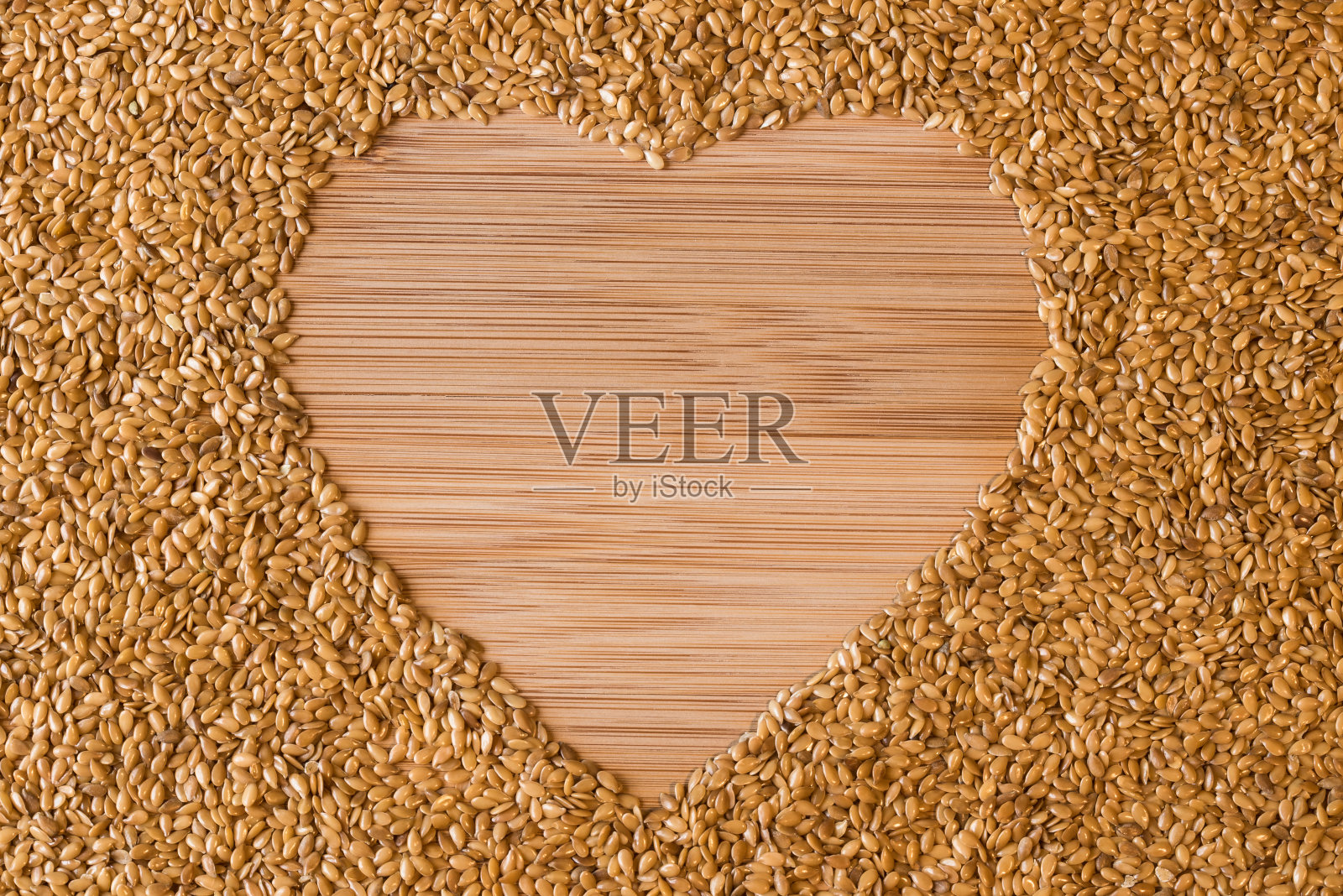 整个金色亚麻籽，心形照片摄影图片