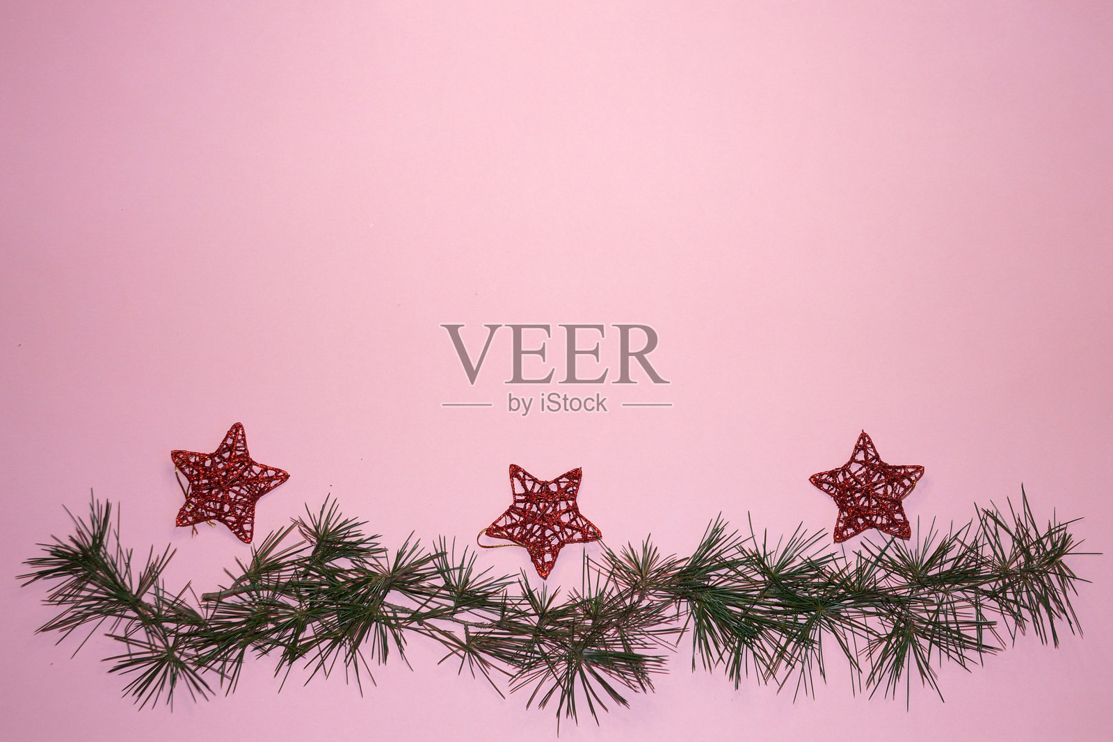 针叶树的树枝和圣诞树装饰在新年的粉红色背景，复制空间照片摄影图片