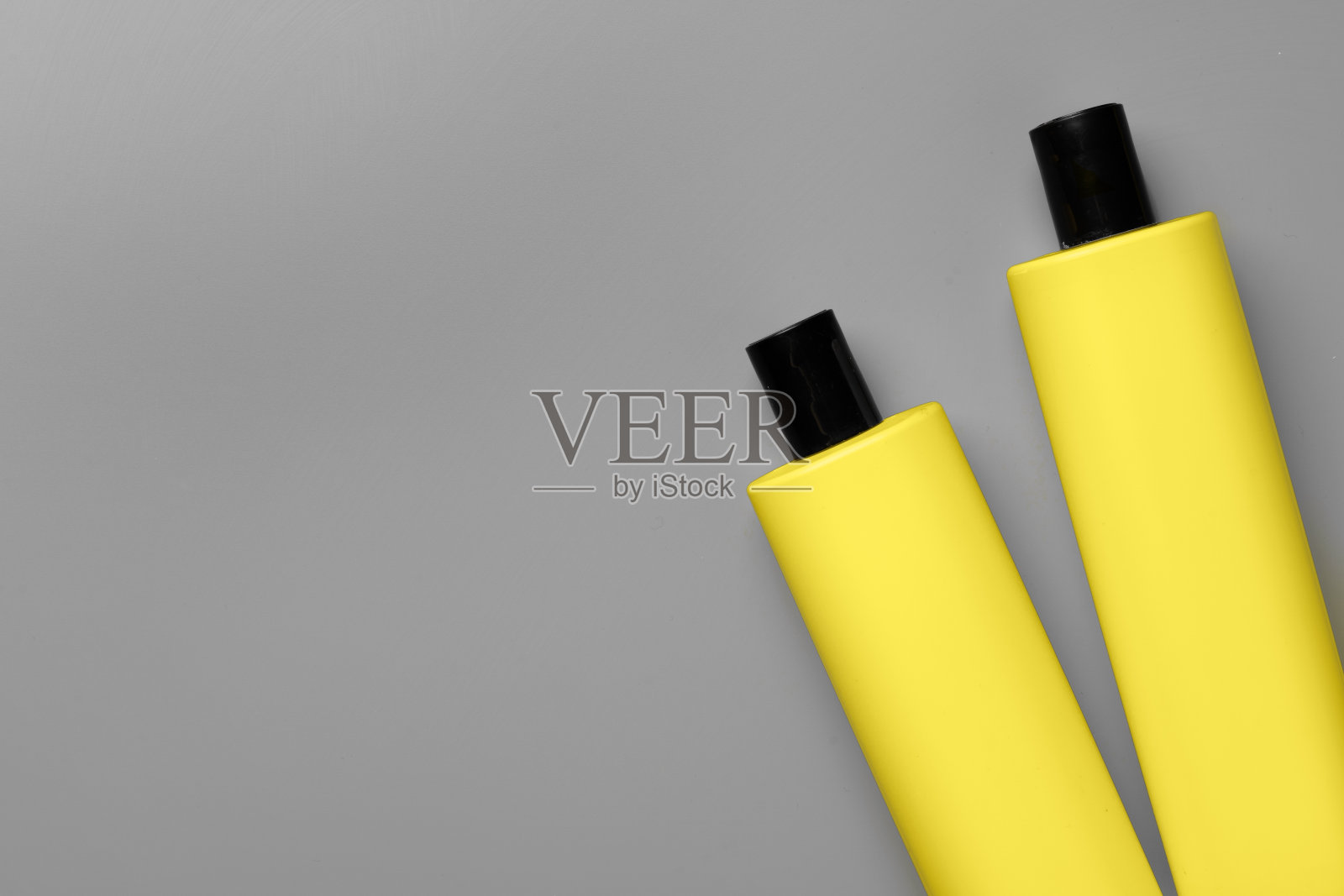 黄色化妆品容器上的灰色背景俯视图照片摄影图片