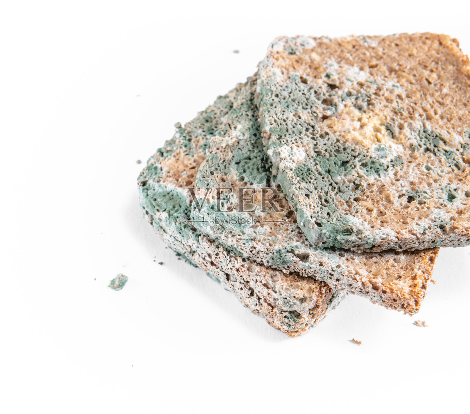 一片发霉的面包，腐烂了，不能吃。影棚拍摄照片摄影图片