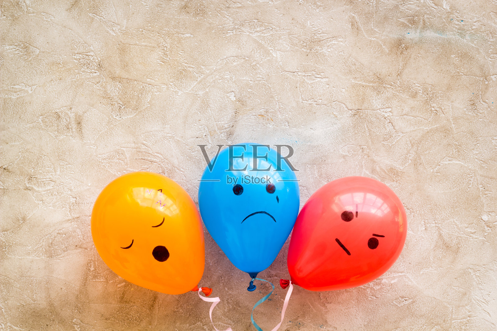 气球上的负面情绪：愤怒悲伤的心情背景俯视图照片摄影图片