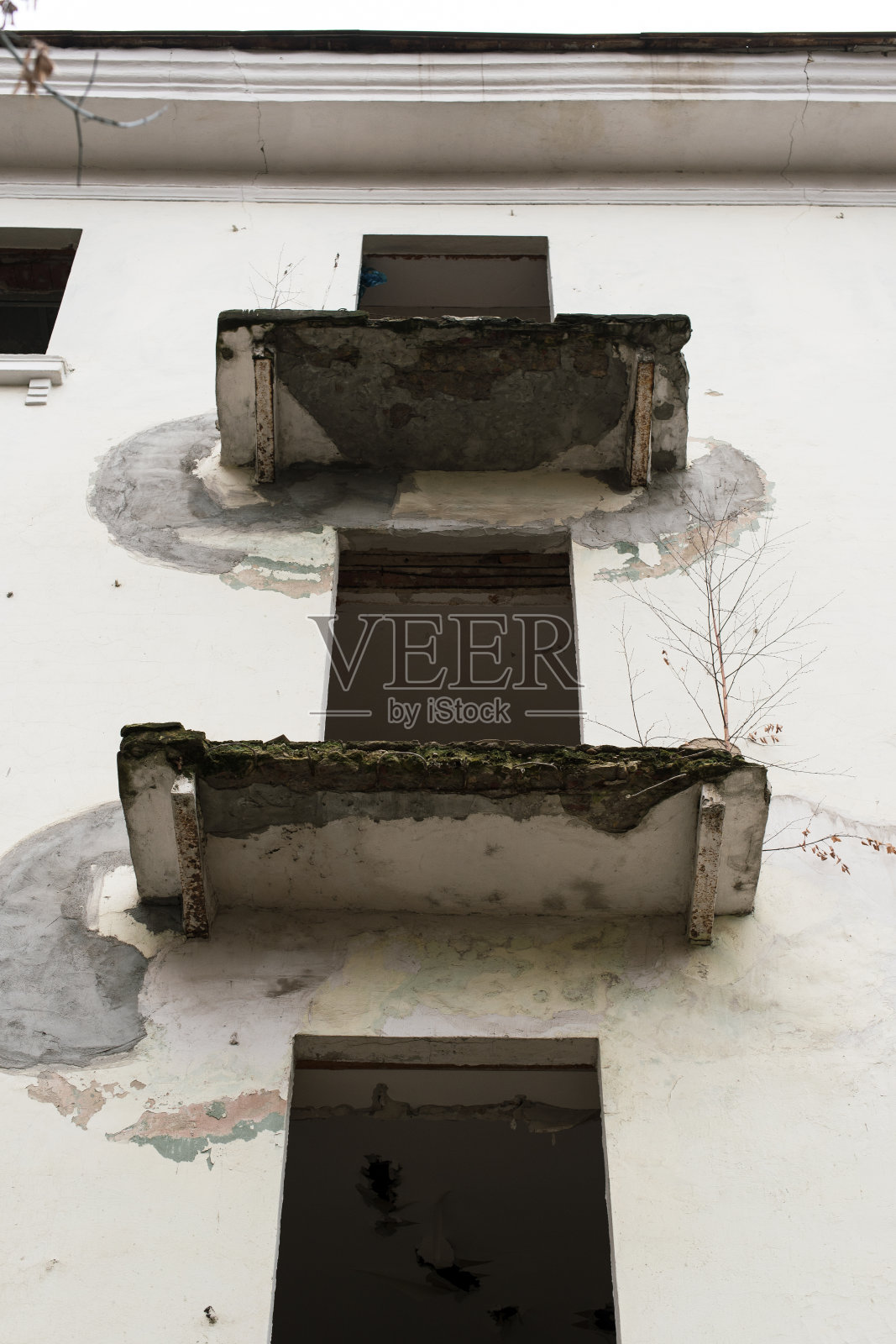 废弃房子的墙，没有玻璃的窗户照片摄影图片