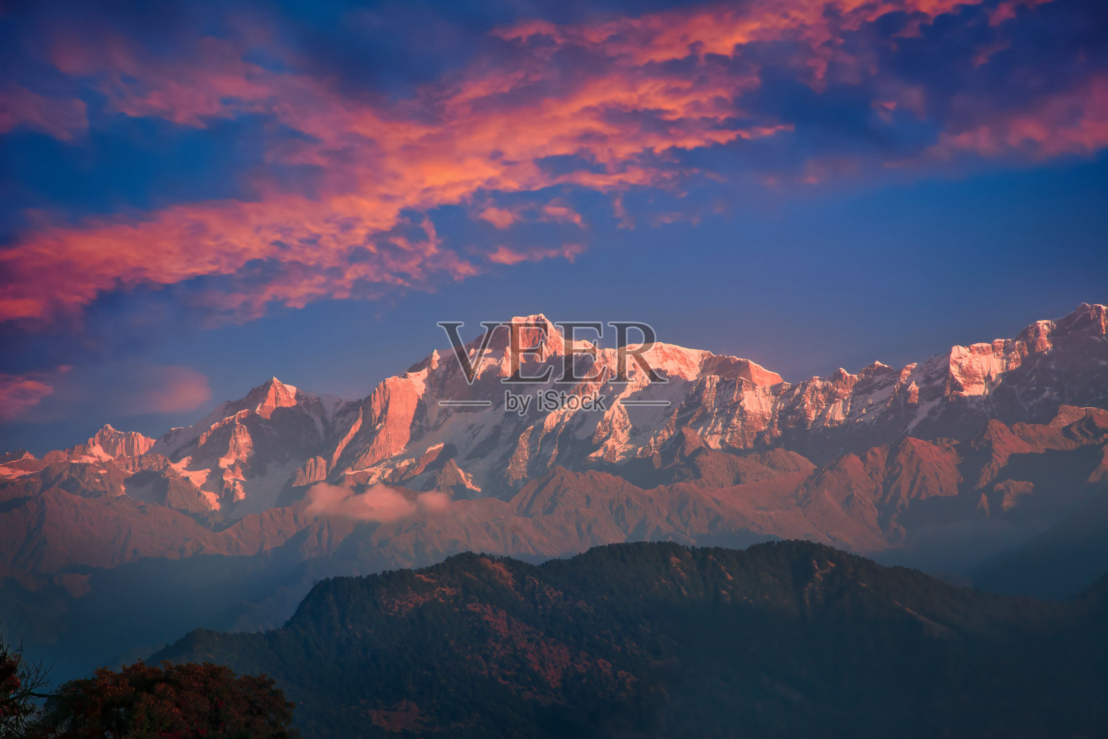 在印度北阿坎德邦，喜马拉雅山脉的Kedarnath峰上，充满活力的粉红色山日落照片摄影图片
