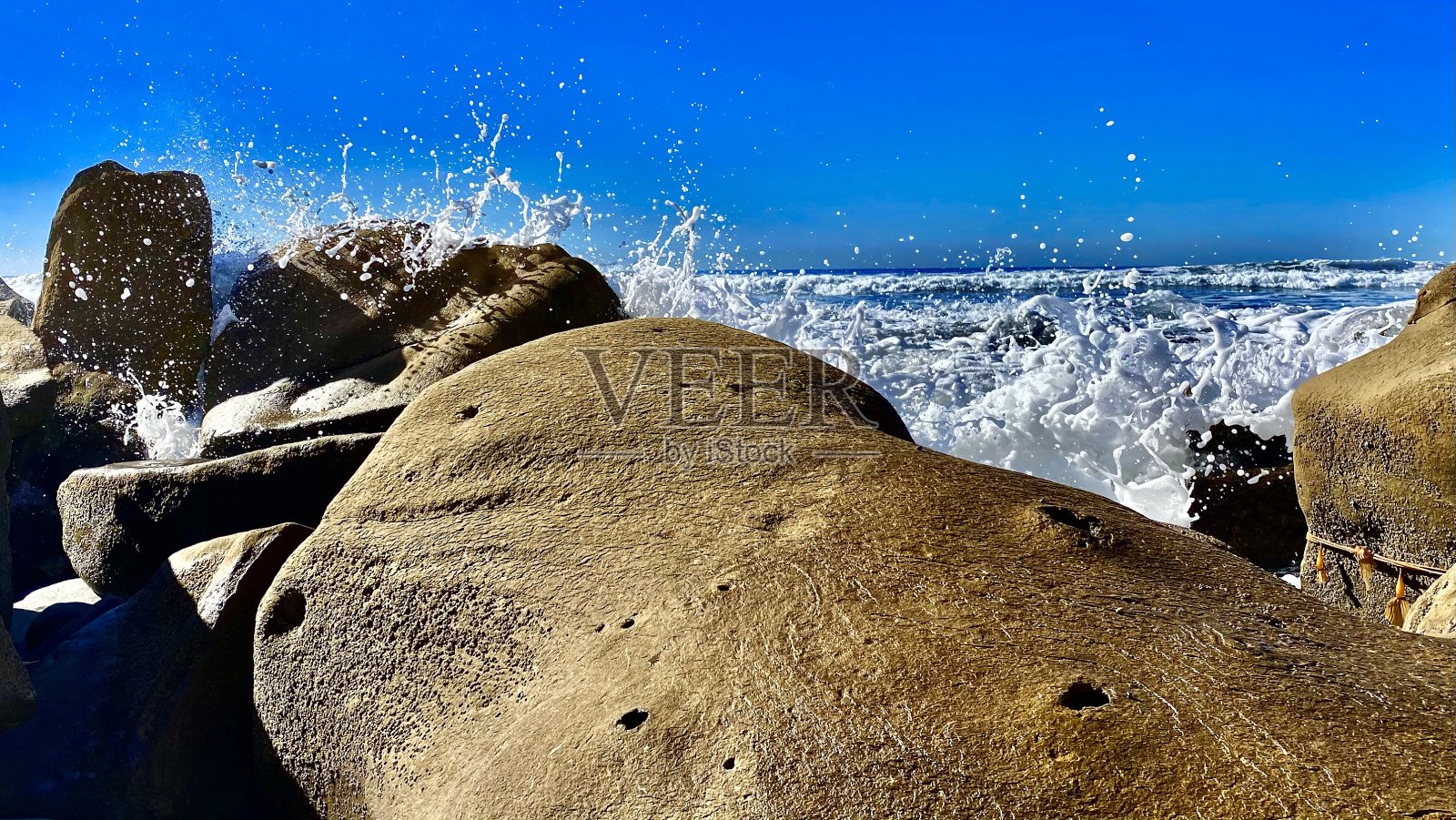 浪花拍打岩石照片摄影图片