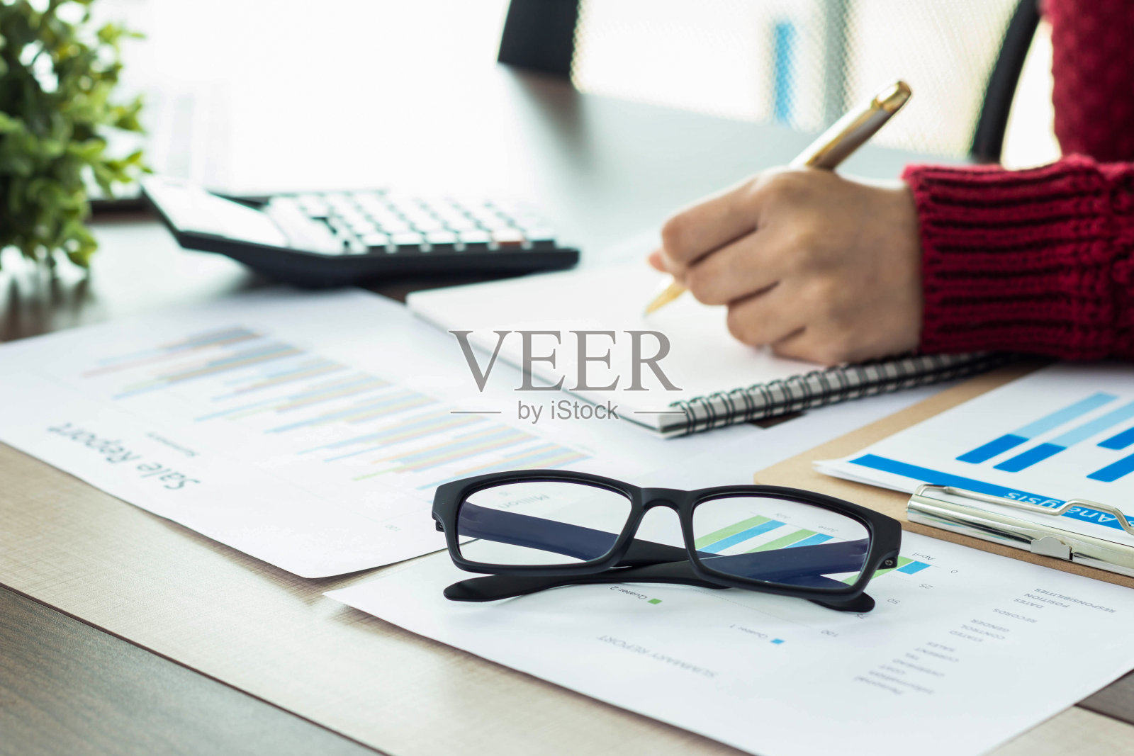 商务人士在会议上指着资料纸选定了重点笔照片摄影图片