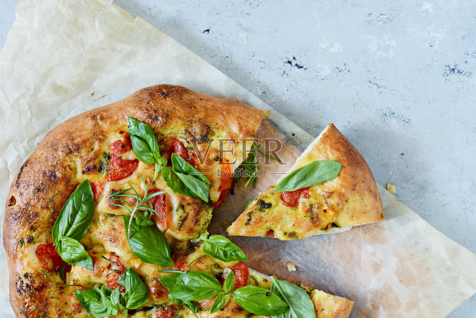 新鲜的意大利披萨，佛卡夏，番茄，香蒜沙司，大蒜和迷迭香。国家面包。照片摄影图片
