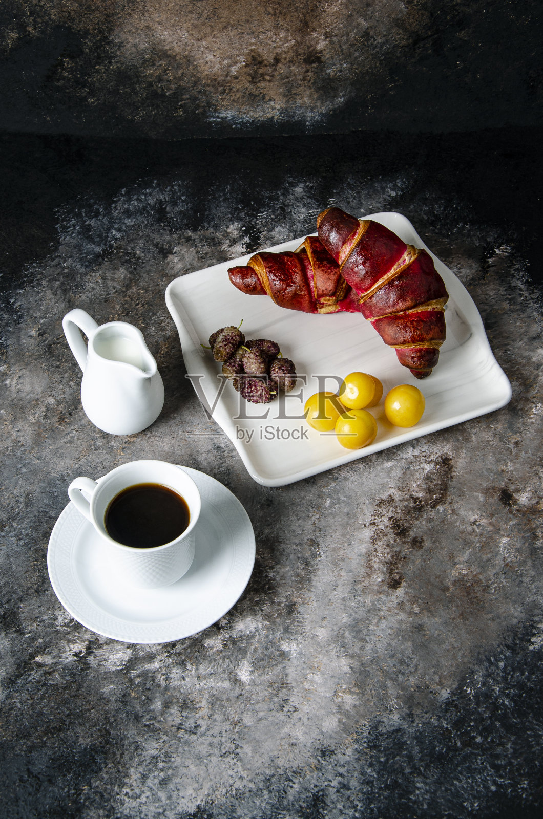 羊角面包，咖啡，牛奶，李子和浆果照片摄影图片