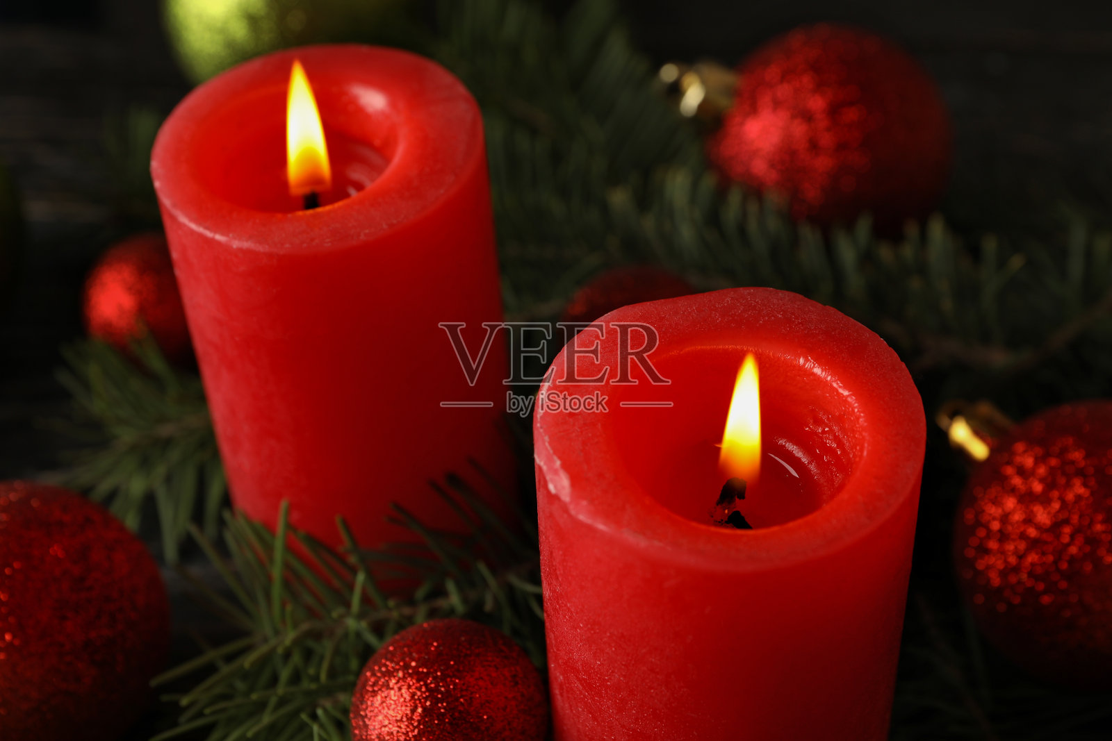 红蜡烛，小装饰品和松枝，靠近点照片摄影图片