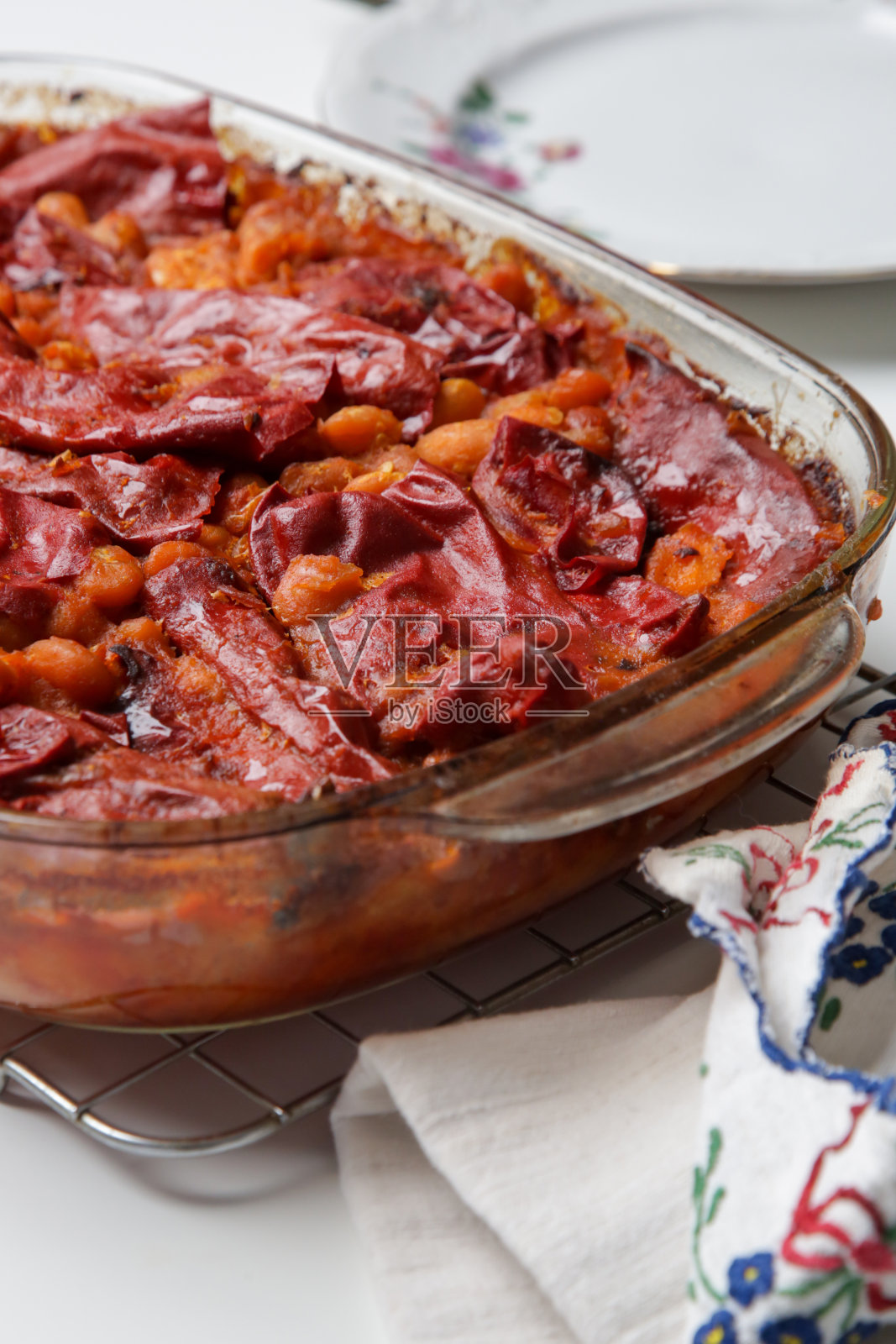 自制烤红辣椒配豆子。传统马其顿菜。照片摄影图片