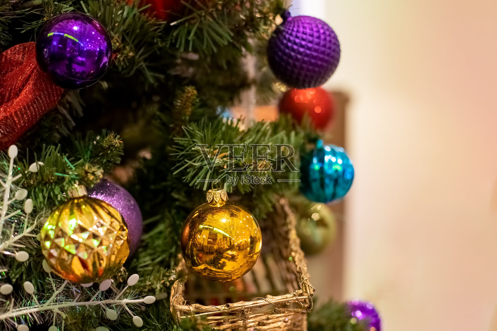 新年圣诞树装饰彩球特写，柔焦，背景模糊照片摄影图片