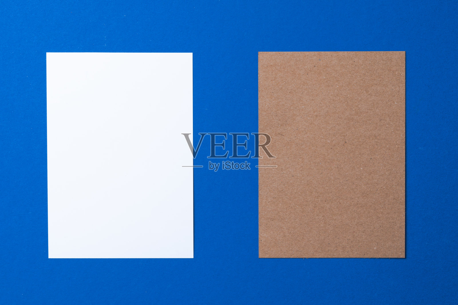 空白纸商业模拟在经典的蓝色背景照片摄影图片