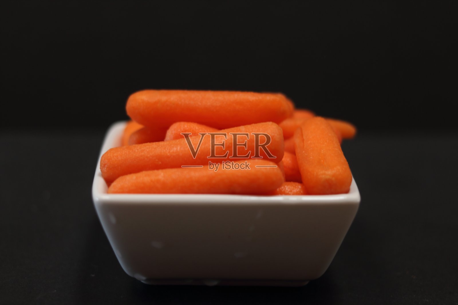 切小胡萝卜并削皮照片摄影图片