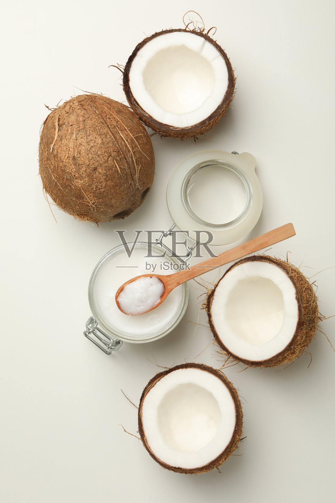 白色背景上的新鲜椰子和椰奶照片摄影图片