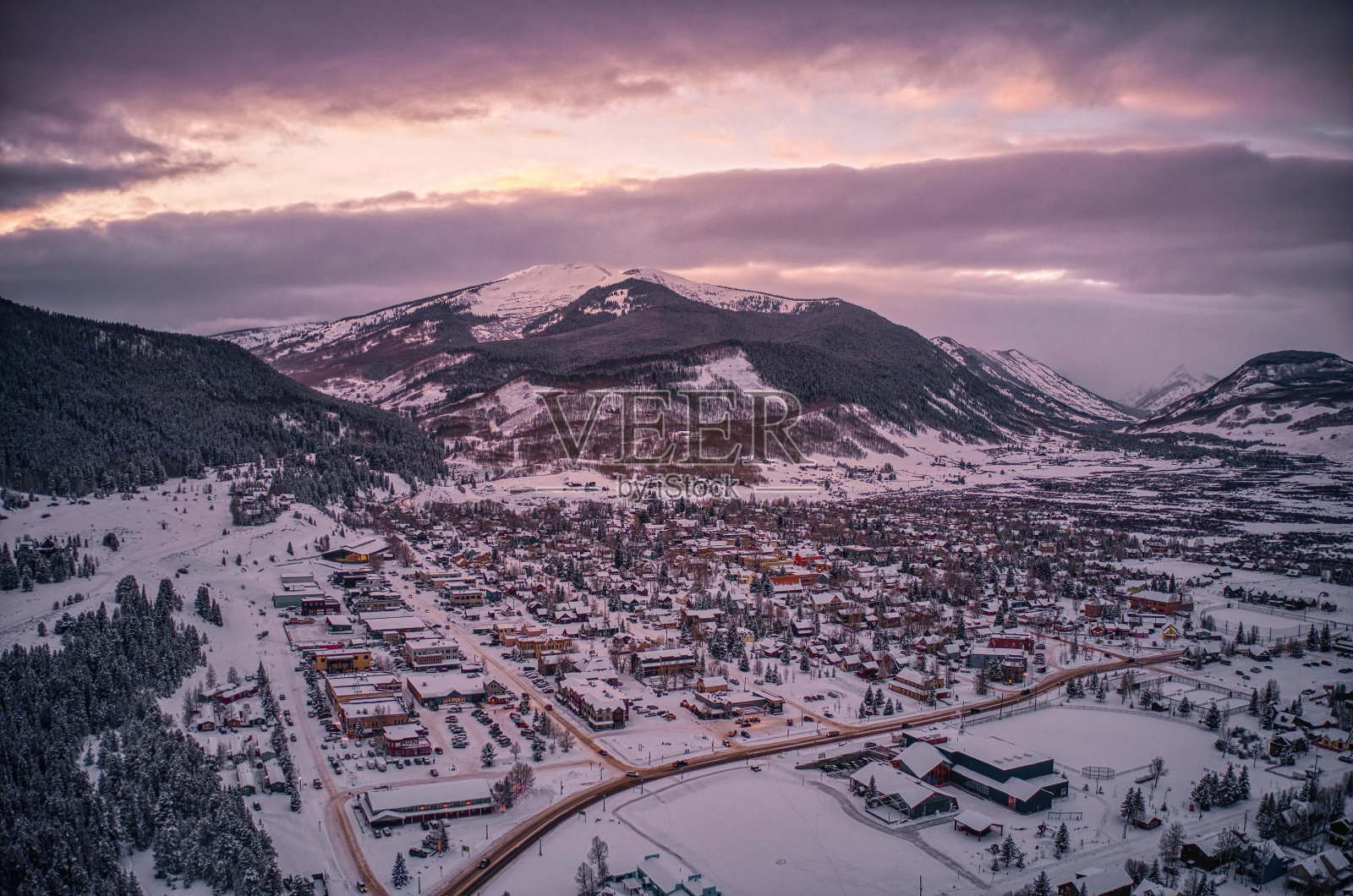 鸟瞰图的滑雪胜地镇，Crested Butte，科罗拉多州照片摄影图片