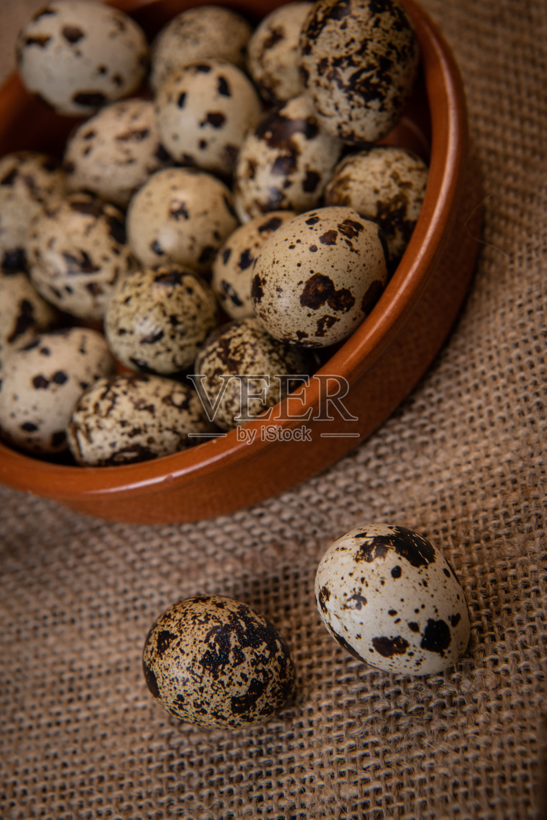 新鲜鹌鹑蛋的背景，食品和健康的概念照片摄影图片