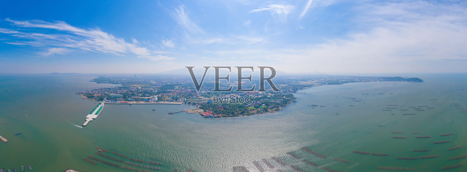 鸟瞰图，在泰国春武里的Sri Racha湖中的渔场。热带海滩，安达曼海，海湾岛。前视图。照片摄影图片