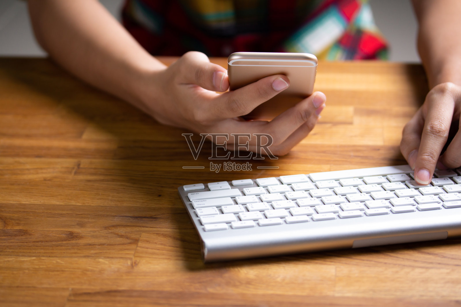 短镜头的女人在工作场所使用电话照片摄影图片