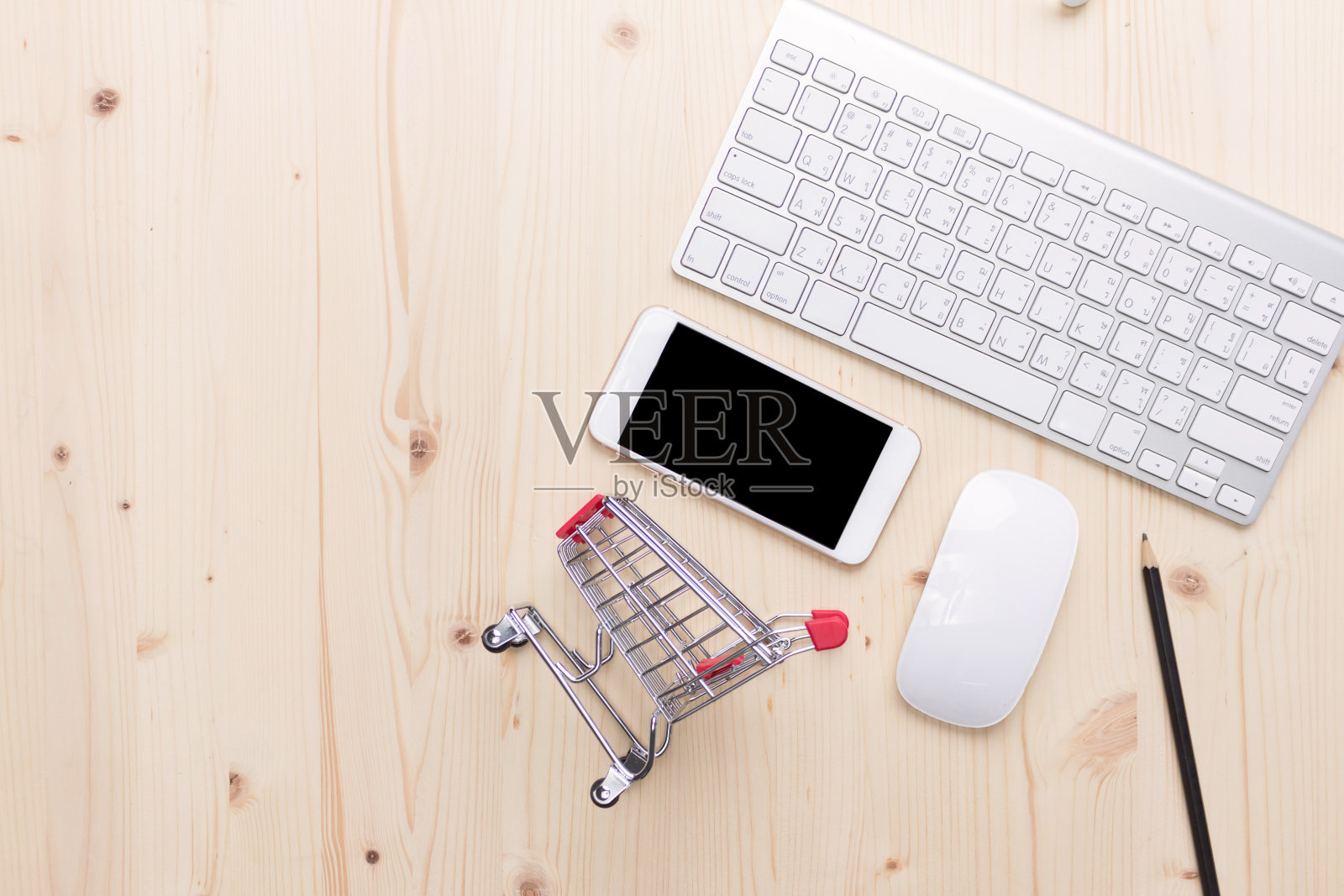 俯视网上购物在办公桌上照片摄影图片