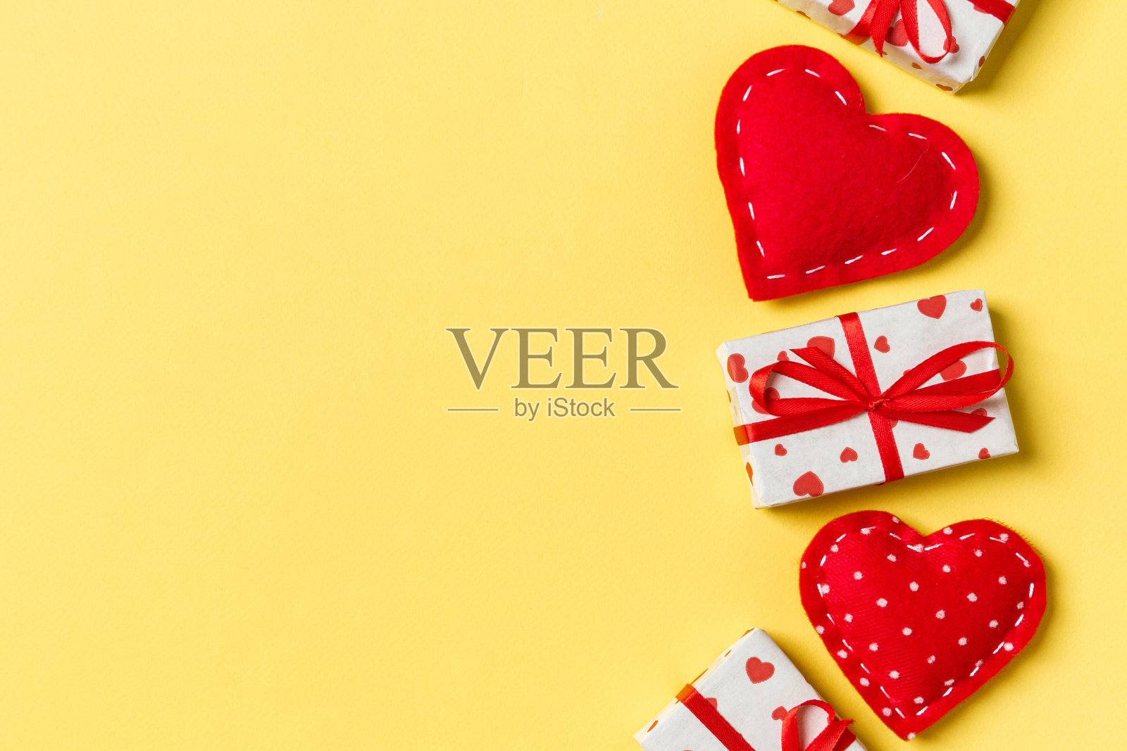 节日组成的礼盒和红色的纺织心在彩色的背景与空白为您的设计。情人节概念俯视图照片摄影图片