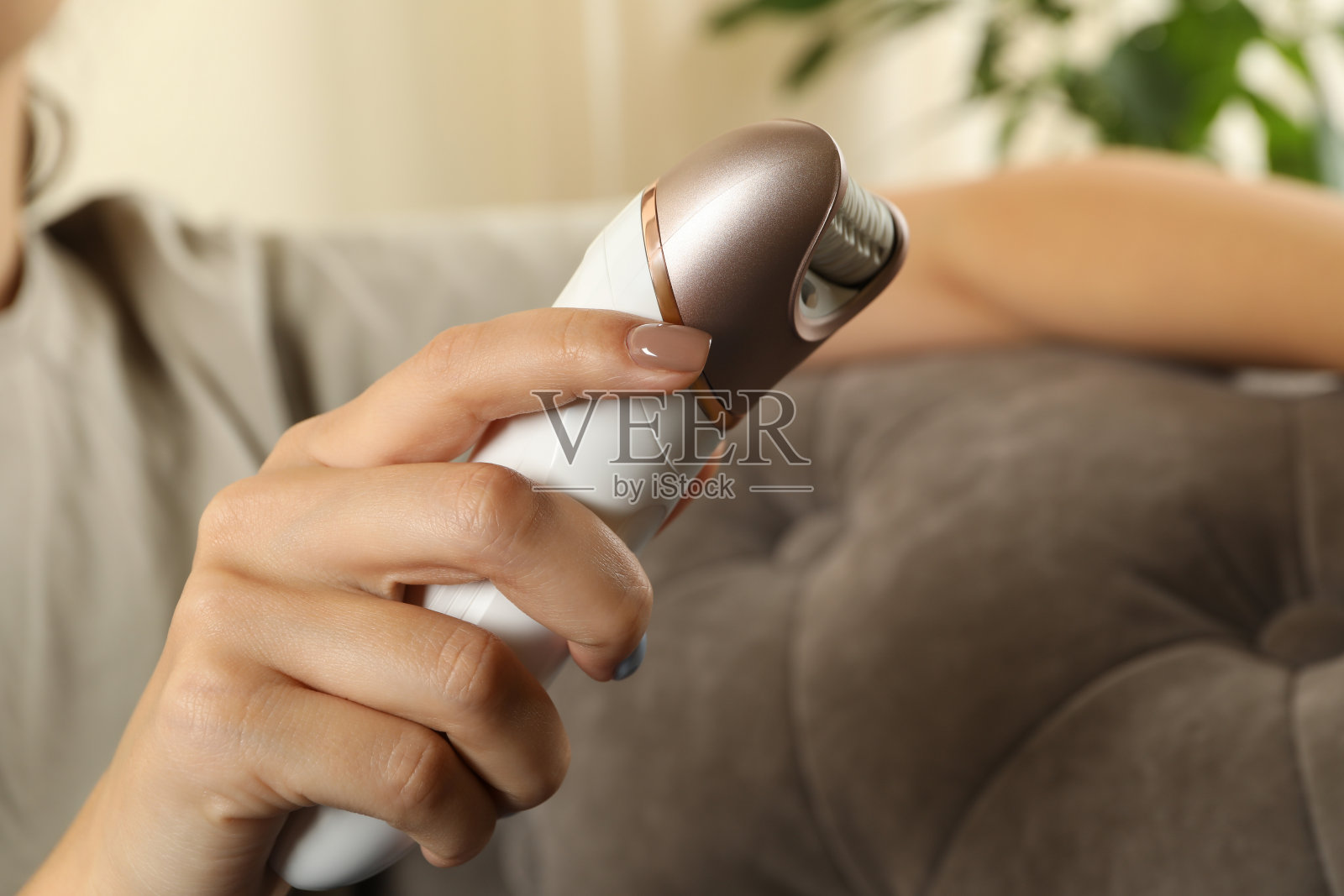 女性手扶脱毛对模糊的背景，近照片摄影图片