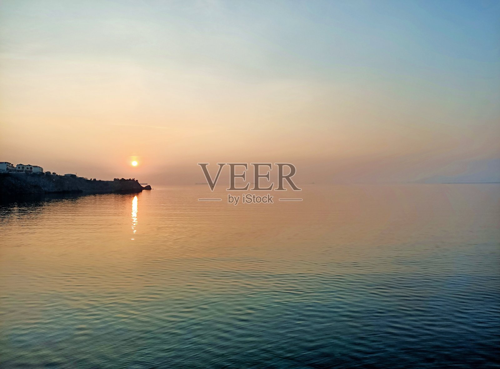 海滩上的日落照片摄影图片