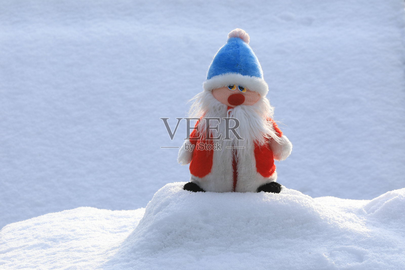 玩具圣诞老人在雪中照片摄影图片