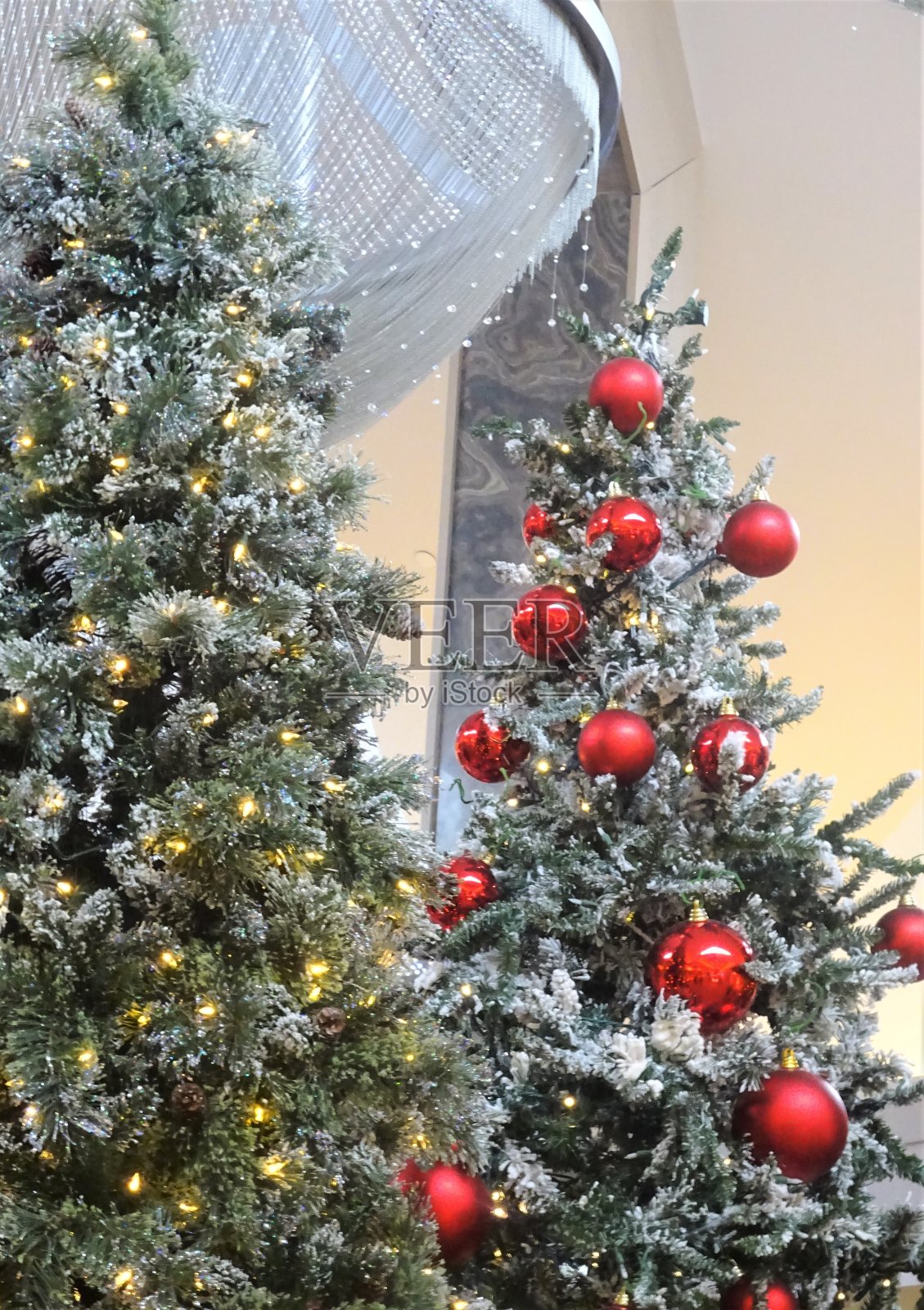 圣诞树和圣诞装饰品照片摄影图片