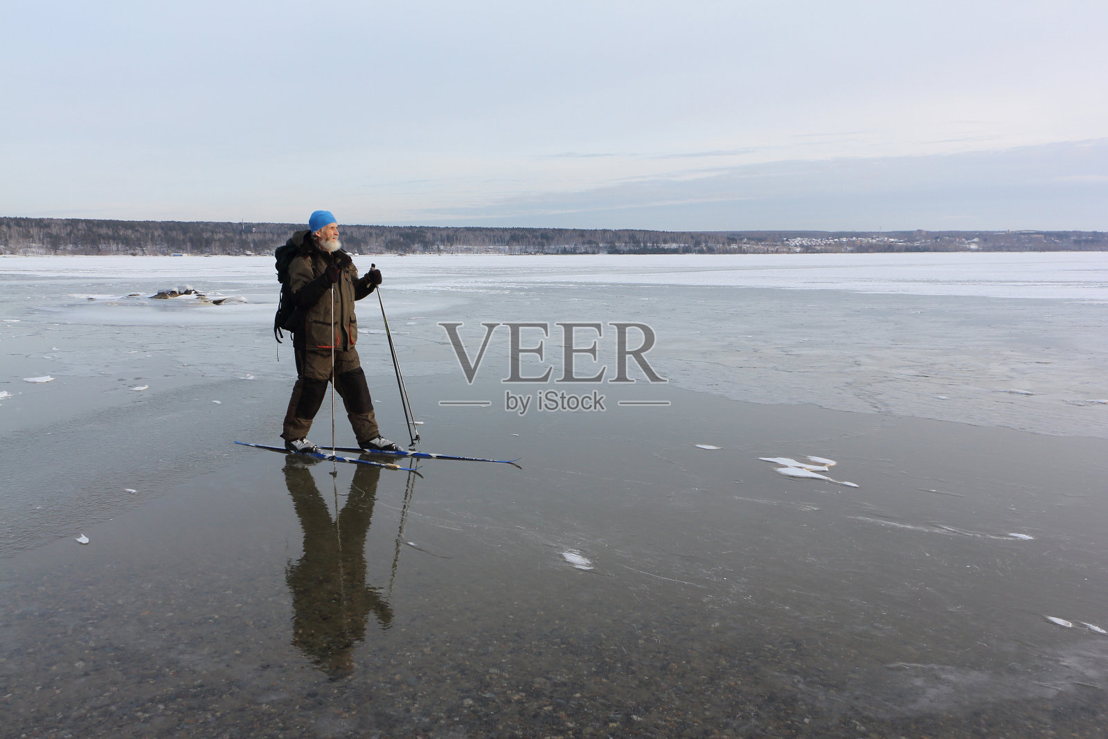 一名背着背包的男子正在俄罗斯新西伯利亚鄂毕河上的冰面上滑雪照片摄影图片