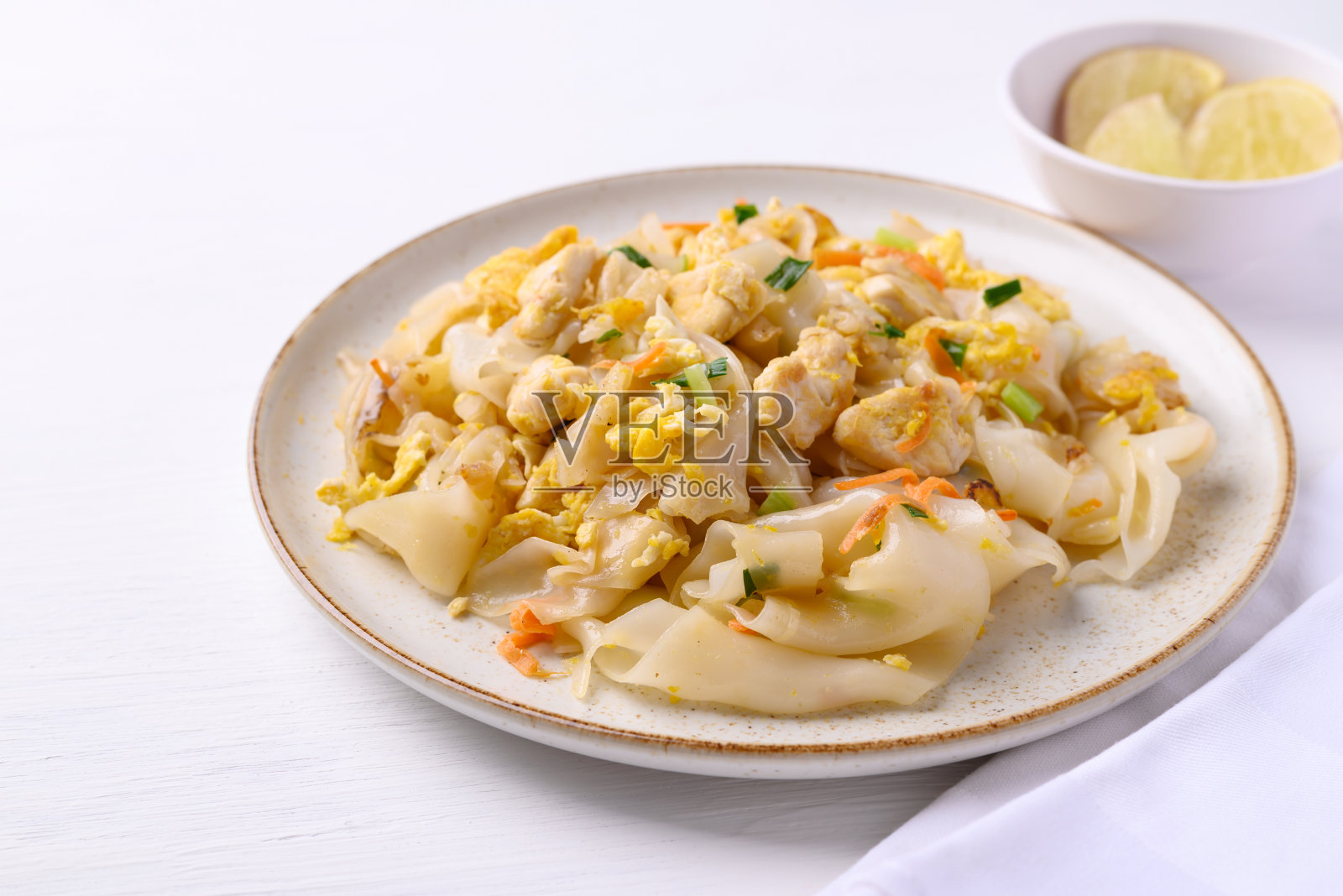 泰国菜，鸡蛋和鸡肉炒米粉照片摄影图片