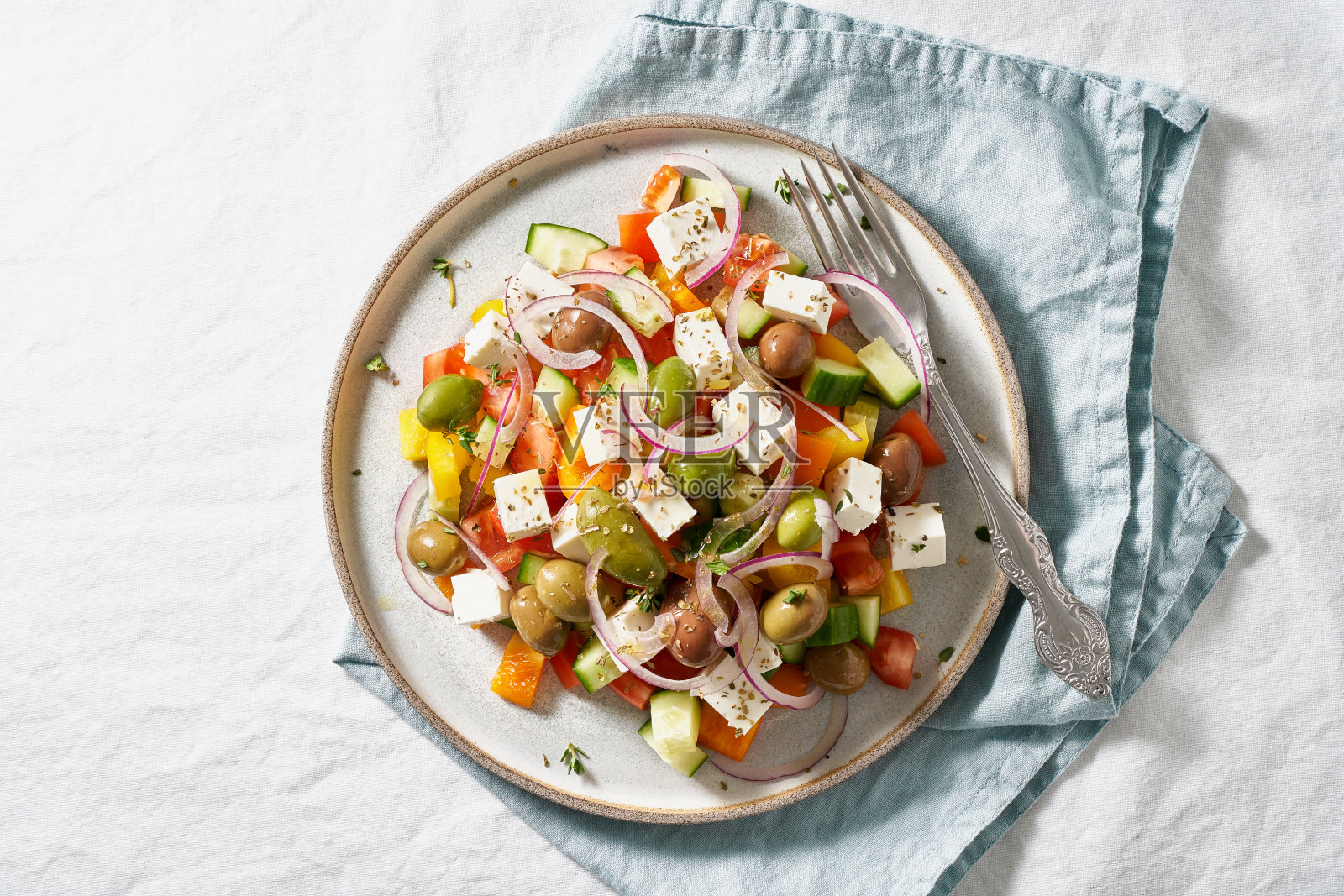希腊乡村沙拉配羊乳酪和蔬菜，素食地中海食物照片摄影图片