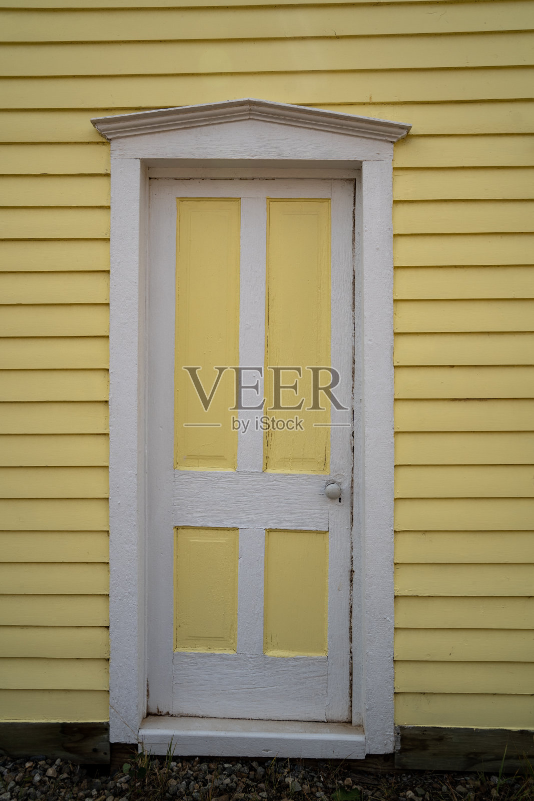 黄色油漆的房子外部，白色装饰的门。拍摄于科罗拉多州南部公园，一个鬼城照片摄影图片