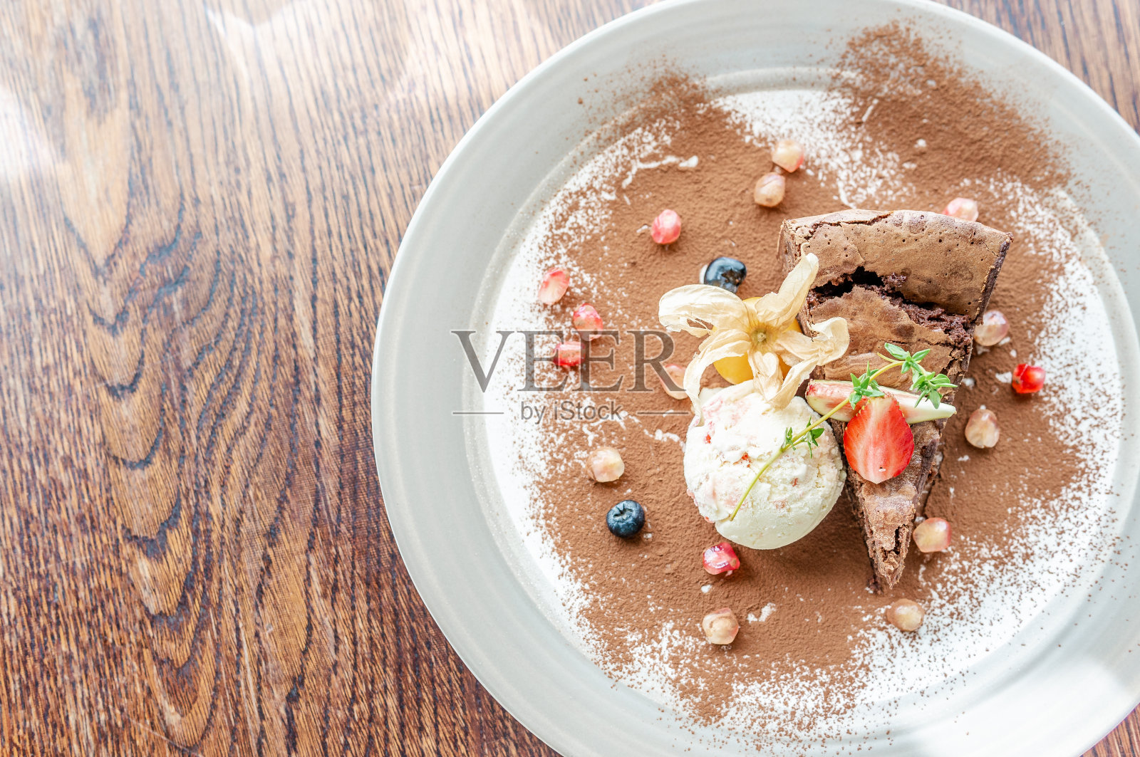 巧克力蛋糕和冰照片摄影图片