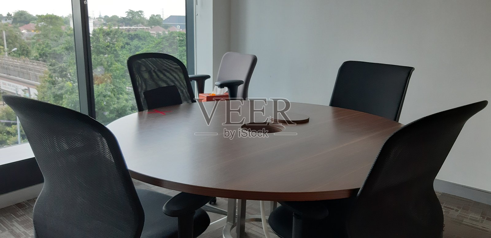 空的办公椅和一张圆桌子照片摄影图片