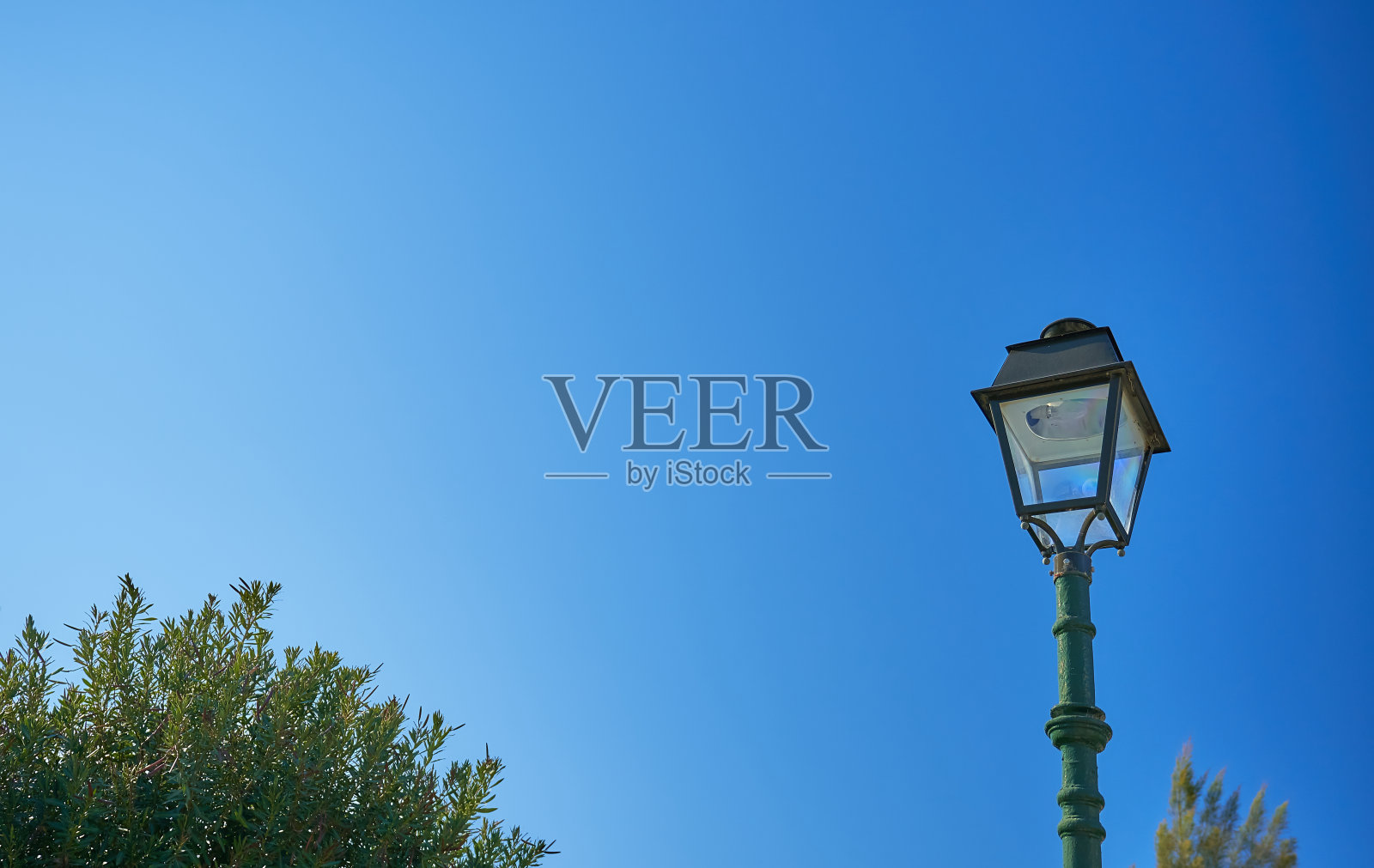 雅典海边的低角度街灯照片摄影图片