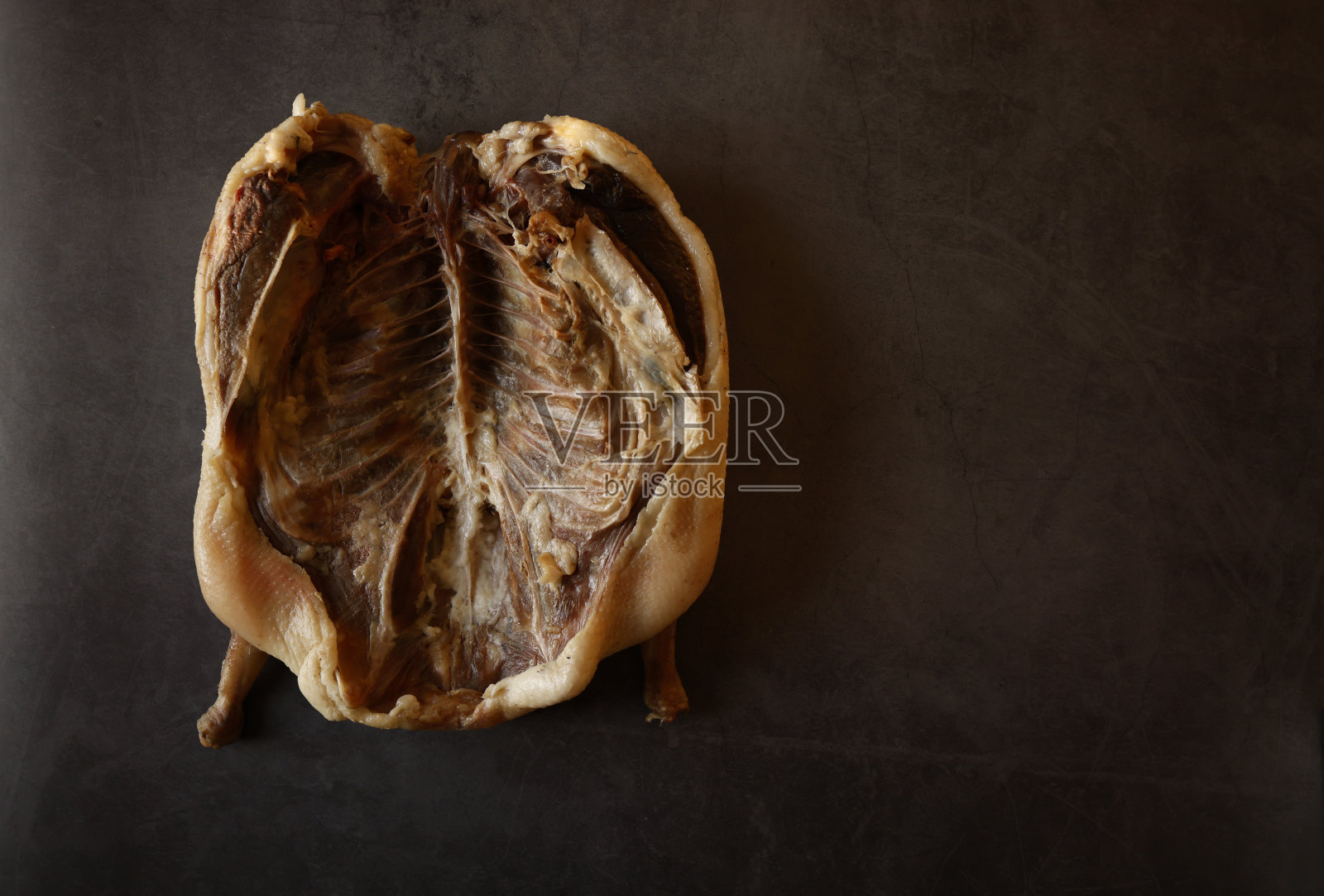 干卡尔鹅肉，一整鹅从鹅肋的一侧照片摄影图片