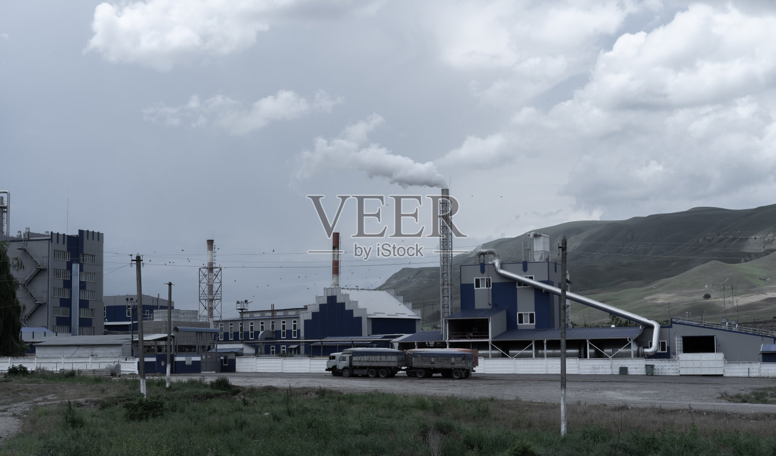 用管道污染大气的工厂照片摄影图片