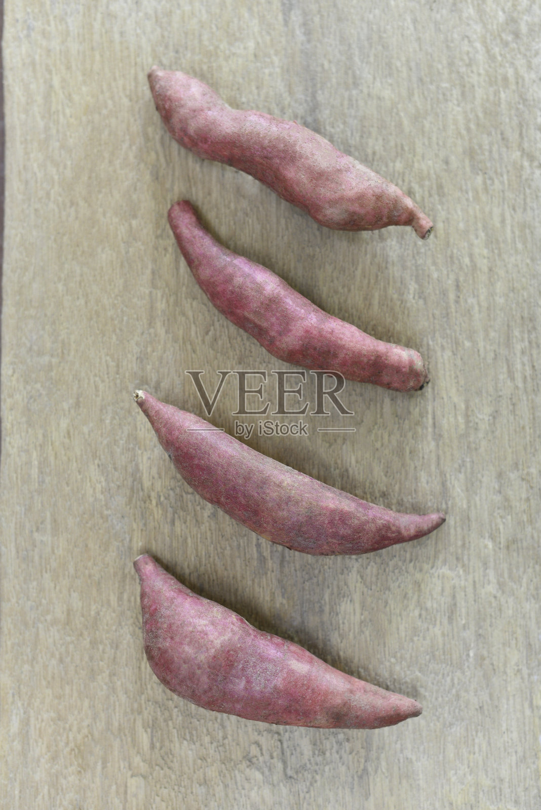 木质背景上的山药组照片摄影图片