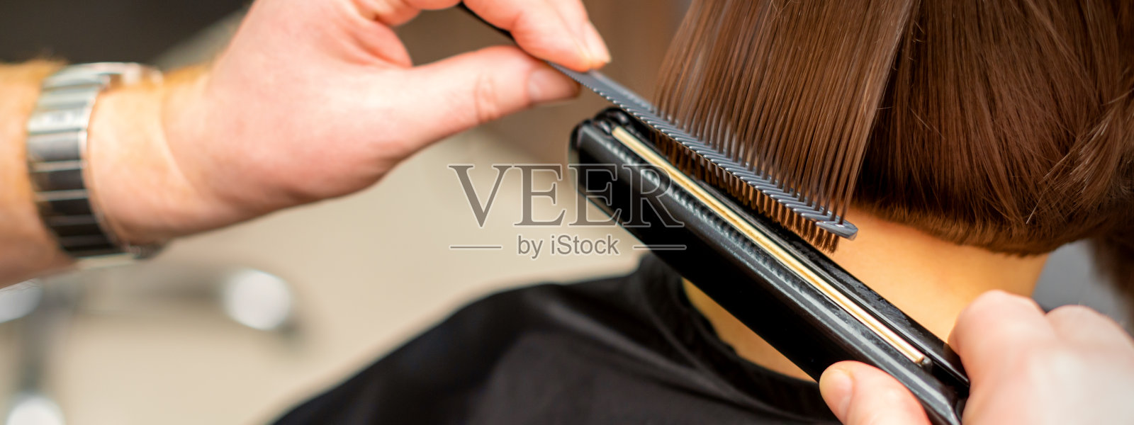 理发师正在拉直短发照片摄影图片