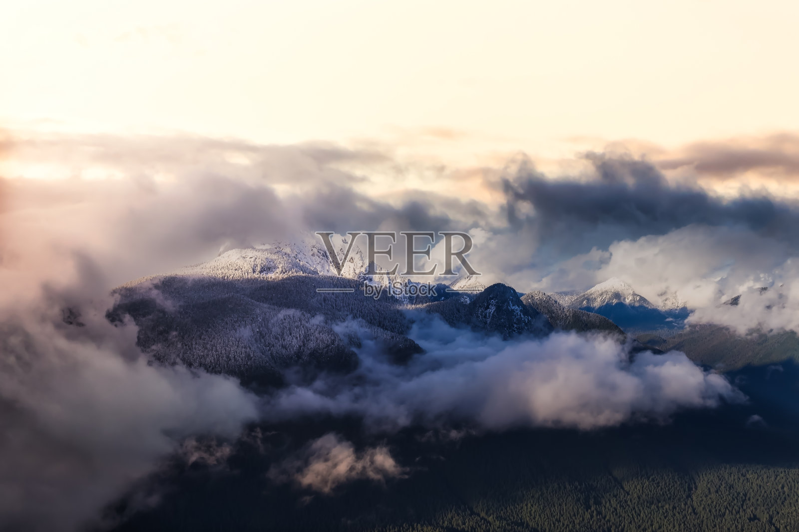 温哥华附近山峰的美丽航拍景观照片摄影图片