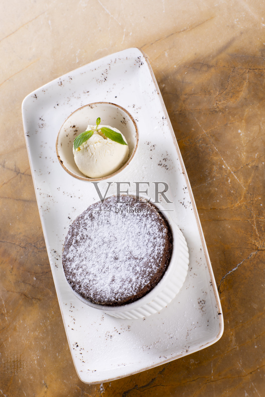 蛋奶酥和冰淇淋照片摄影图片