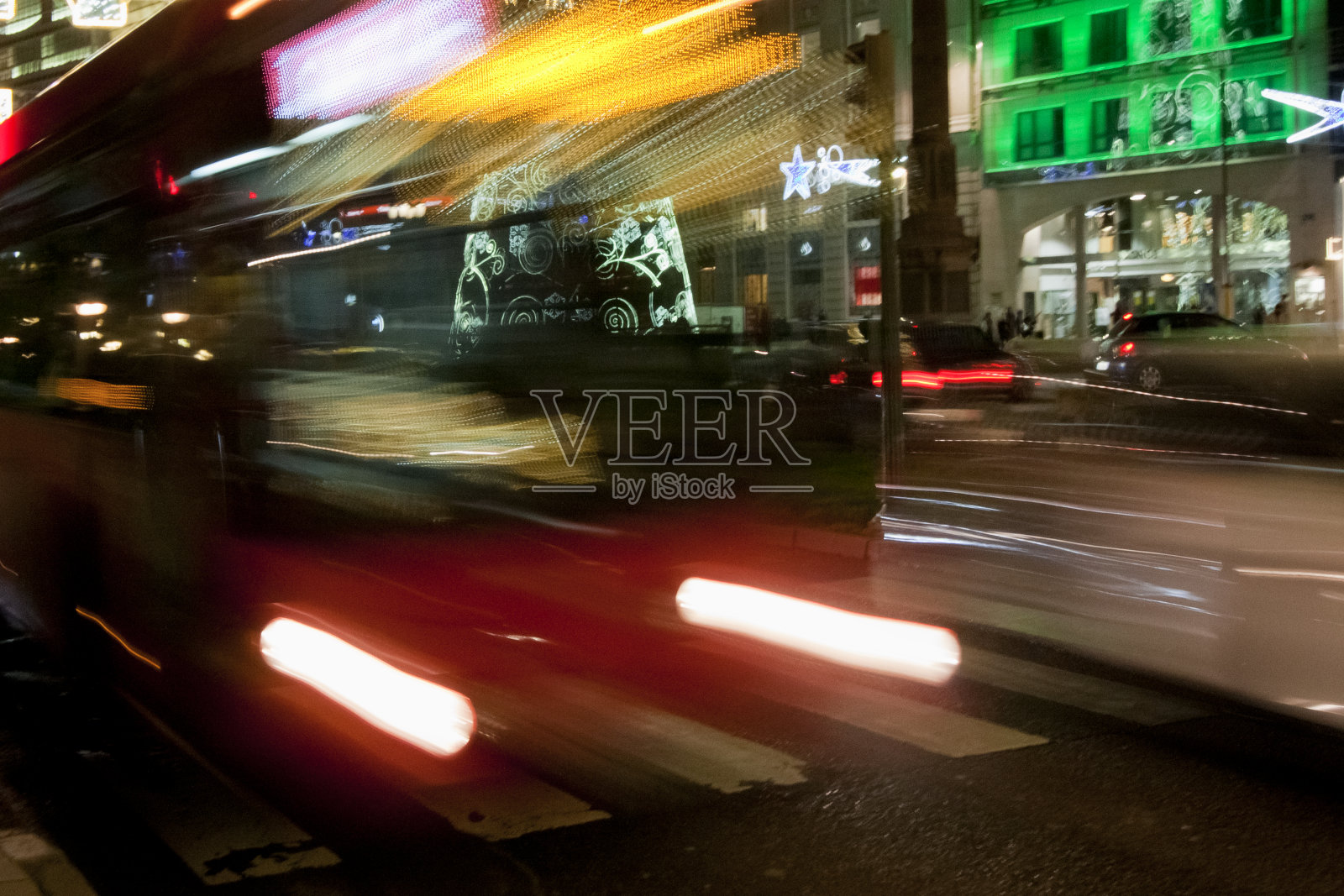 移动的公共汽车和交通近景，城市生活照片摄影图片