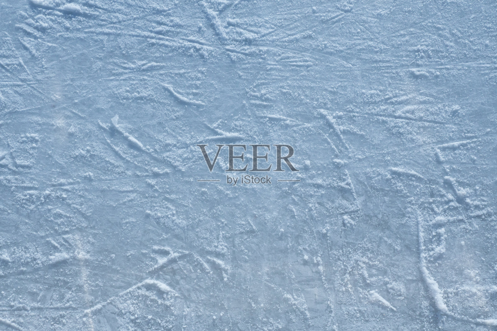 溜冰场，切冰、雪。冬季运动。冰面上的划痕。特写照片。照片摄影图片